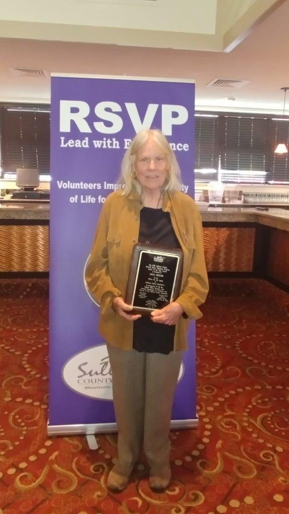 Picture of Sonja Hedlund with award